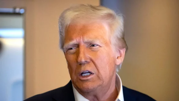 US-Präsident Trump will Menschen aus Gaza in arabische Länder bringen. - © Mark Schiefelbein/AP/dpa