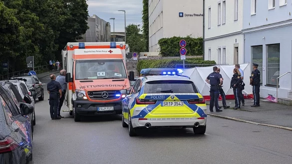 Ein Auto ist in Passau in eine Menschengruppe gefahren. - © Markus Zechbauer/Zema Medien/dpa