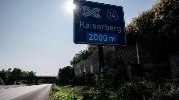 Die A40 im Kreuz Kaiserberg wird am Wochenende gesperrt. (Archivbild) - © Fabian Strauch/dpa