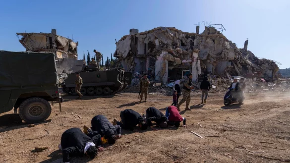 Viele Bewohner im Südlibanon finden bei der Rückkehr in ihre Dörfer Verwüstung vor. - © Hassan Ammar/AP/dpa