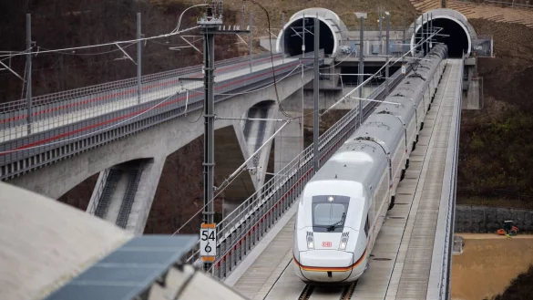 Aufgrund fehlender Mittel droht der Neu- und Ausbau der Bahn-Infrastruktur zu stocken. (Archivbild) - © Christoph Schmidt/dpa