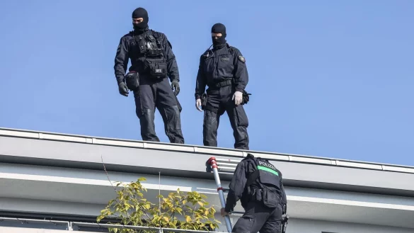 Einsatzkräfte auf einem Dach in Köln. Die Bande soll kiloweise Kokain nach Deutschland geschmuggelt haben. - © Oliver Berg/dpa