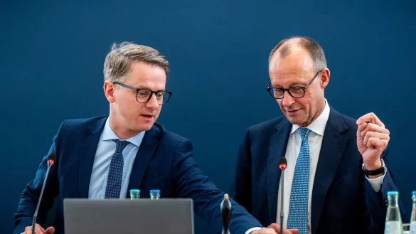 Carsten Linnemann bleibt CDU-Generalsekretär (links) und zieht nicht in eine künftige Bundesregierung unter dem absehbaren Kanzler Friedrich Merz. - © Michael Kappeler/dpa