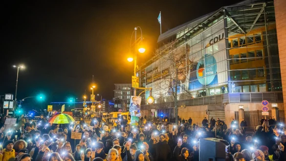 In mehreren St&auml;dten demonstrierten Tausende gegen eine Bundestagsabstimmung der Union mit der AfD. (Archivbild) - &copy; Christoph Soeder/dpa