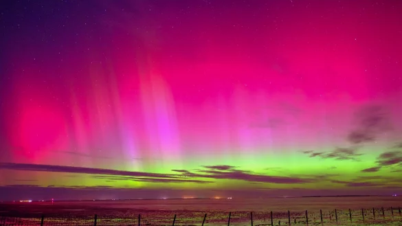 Polarlichter könnten auch in der Nacht zum Montag zu sehen sein. (Archivbild) - © Markus Hibbeler/dpa