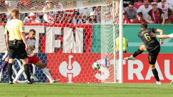 Die Kölner konnten in Regensburg erst spät jubeln. - © Daniel Löb/dpa