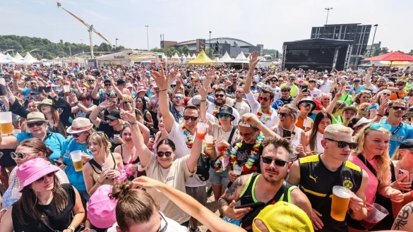 Tausende machen Party in Oberhausen. - © Christoph Reichwein/dpa
