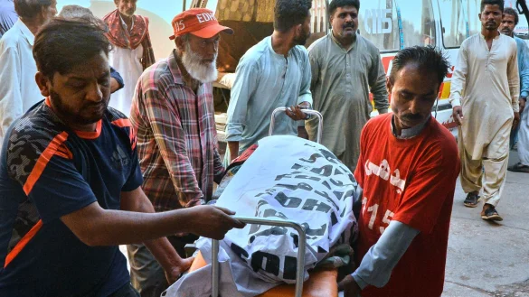 Bei dem Unfall starben 14 Menschen, darunter auch Kinder. - © Pervez Masih/AP/dpa