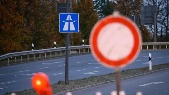 Die A3 in Fahrtrichtung Frankfurt wird zwischen Siebengebirge und Bad Honnef/Linz wegen Bauarbeiten bis Montagmorgen gesperrt. (Symbolbild) - © Jonas Walzberg/dpa