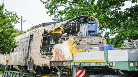 Ein Waggon ist zum Abtransport auf einen Tieflader verladen worden. - &copy; Jason Tschepljakow/dpa