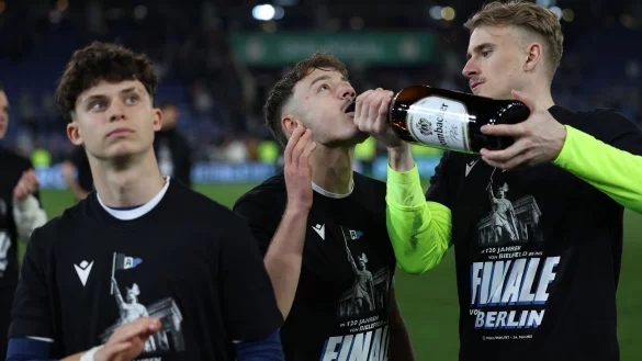Die Arminia bejubelt den Pokaleinzug. - © Friso Gentsch/dpa