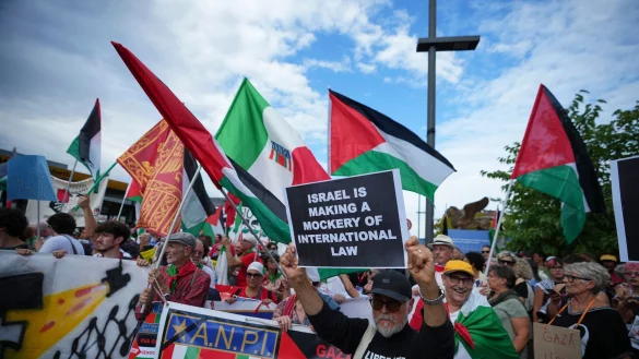 Ein Polizeisprecher vor Ort sprach in einer ersten Schätzung von rund 3000 Menschen. - © Alessandra Tarantino/Invision/AP/dpa