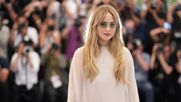 Jennifer Lawrence nach der Premiere ihres neuen Films in Cannes. - © Scott A Garfitt/Invision/AP/dpa