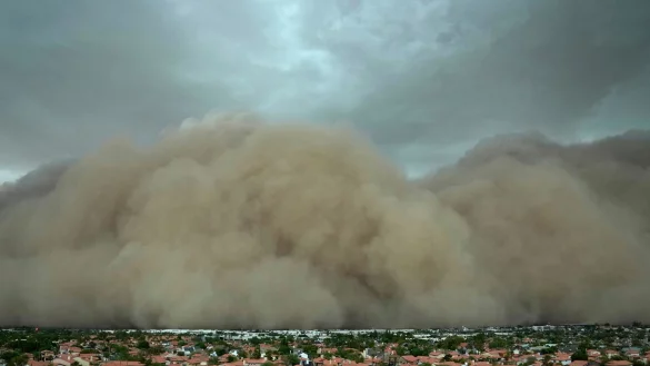 Ein gigantischer Staubsturm legte sich &uuml;ber den Gro&szlig;raum Phoenix. - &copy; Ross D. Franklin/AP/dpa