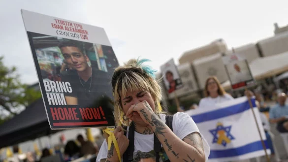 In Tel Aviv versammelten sich Menschen, um die Freilassung gemeinsam zu verfolgen. - © Oded Balilty/AP/dpa