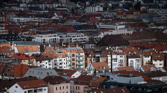 In Metropolen wie Stuttgart sind Wohnungen knapp und teuer. - © Marijan Murat/dpa
