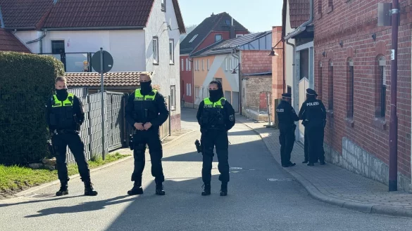 In Klettbach fanden Beamte am Morgen vier tote Menschen in einem Haus. - © Johannes Krey/dpa-Zentralbild/dpa