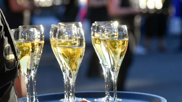 Der Absatz von Champagner ist im vergangenen Jahr sowohl in Frankreich als auch im Ausland gesunken (Archivbild). - © Jens Kalaene/dpa-Zentralbild/dpa