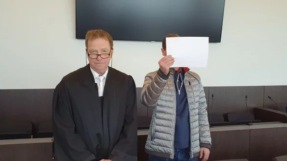 Auf die Frage des Gerichts nach dem Warum blieb der Vater sprachlos. - © Martin Höke/dpa