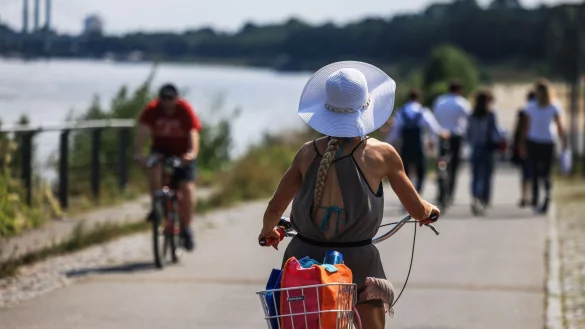 Die Woche mit dem Ersten Mai bringt fast sommerliche Temperaturen nach NRW. (Symbolbild) - © Oliver Berg/dpa