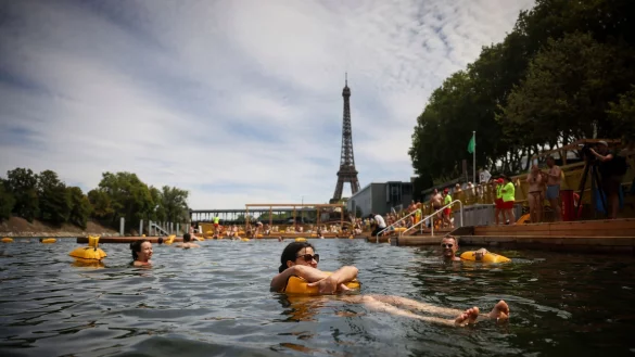 Rund 100.000 Menschen haben die neuen Freib&auml;der in der Seine in Paris genutzt (Archivbild). - &copy; Thomas Padilla/AP/dpa