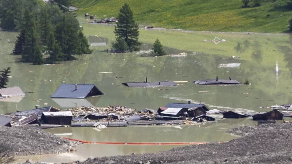 Rote Barrieren sollen Material zurückhalten, das den Abfluss der Lonza erneut verstopfen könnte. - © Cyril Zingaro/KEYSTONE/dpa