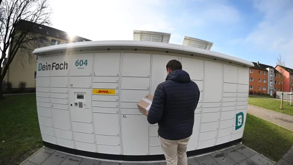 In Betrieb genommen: Der Geschäftsführer der DHL-Tochter DeinFach, Lukas Beckedorff, legt ein Paket in einen seiner Automaten. - © Wolf von Dewitz/dpa