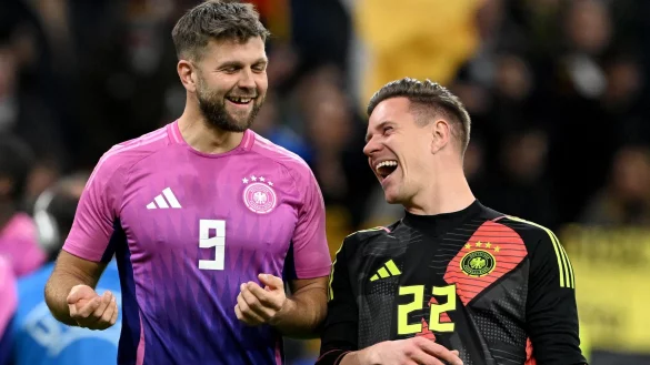 Nach fast neun Monaten zurück im Nationalteam: Torjäger Niclas Füllkrug (l) und Torwart Marc-André ter Stegen. - © Federico Gambarini/dpa