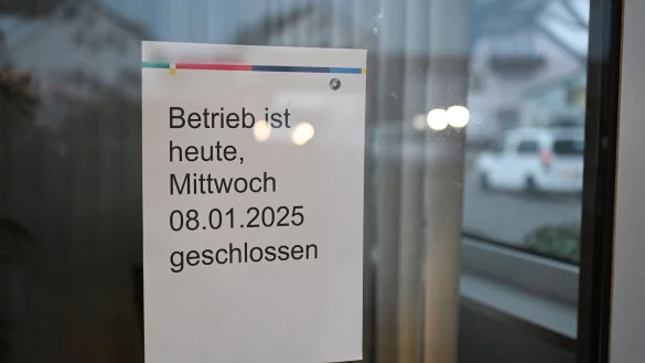 Am Morgen danach herrscht Trauer und Entsetzen. - © Bernd Weißbrod/dpa