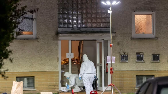 Die Spurensicherung am Tatort konnte am Sonntag weitgehend abgeschlossen werden. - © Helmut Fricke/dpa