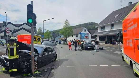 Die Kreuzung mit Tr&uuml;mmerteilen und schwerbesch&auml;digten Autos. - &copy; Freiwillige Feuerwehr K&ouml;nigswinter/dpa