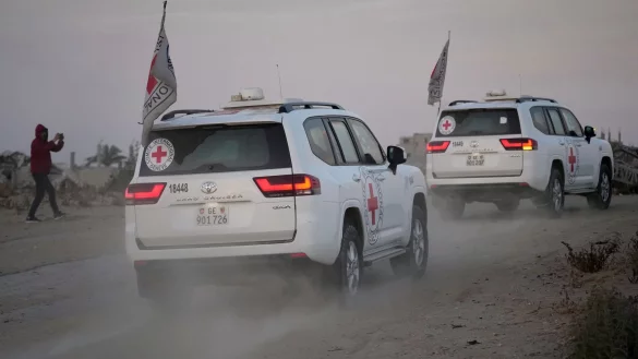 Die Hamas will nun ihren Geiseln, die dem Hungertod nahe sind, Hilfe &uuml;ber das Rote Kreuz zukommen lassen. (Archivbild) - &copy; Abdel Kareem Hana/AP/dpa