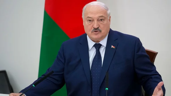 Machthaber Alexander Lukaschenko will in Belarus nach mehr als drei Jahrzehnten nach der umstrittenen Präsidentenwahl noch mindestens fünf weitere Jahre regieren. - © Pavel Bednyakov/AP/dpa