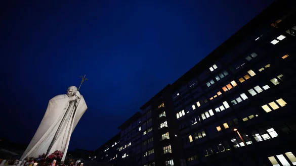 Die Sorge um Papst Franziskus ist seit seiner Einlieferung in die Gemelli-Klinik unter Gläubigen auf der ganzen Welt groß. - © Andrew Medichini/AP/dpa