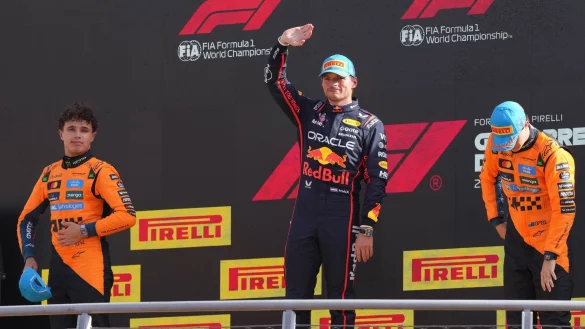 Muss das McLaren-Duo doch noch auf Max Verstappen aufpassen im WM-Kampf? - © Antonio Calanni/AP/dpa