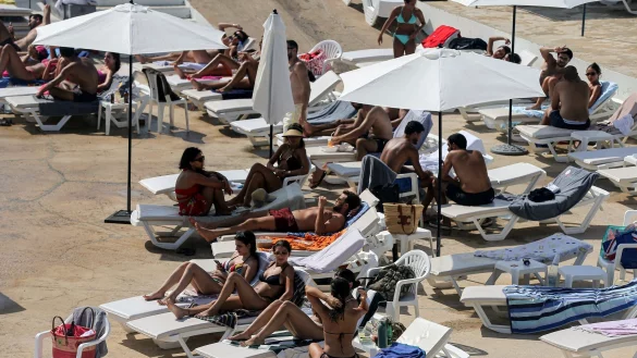 Der Eintritt zum Beiruter Strandclub "Sporting" kostet in diesem Jahr mindestens 30 Euro. - &copy; Marwan Naamani/dpa