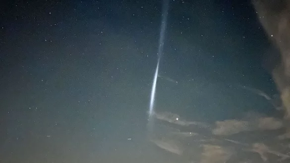 Was ist denn das? - Treibstofftropfen einer Rakete hinterlassen Lichtstreifen (Foto-Handout) - © Klein/vifogra/dpa