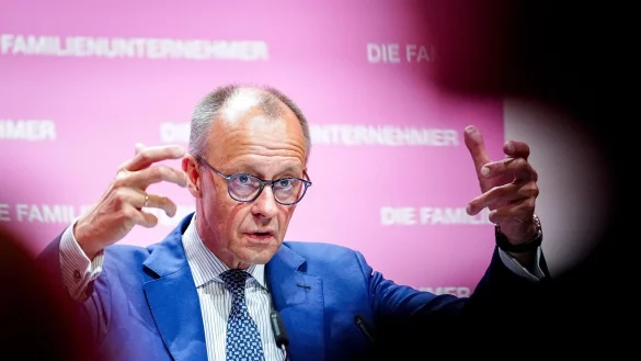 Merz sprach auf einer Tagung von Familienunternehmern. - © Kay Nietfeld/dpa