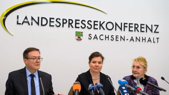 Sachsen-Anhalts Justizministerin (mitte): «Wir stehen mit der Hilfe erst am Anfang.» - © Klaus-Dietmar Gabbert/dpa