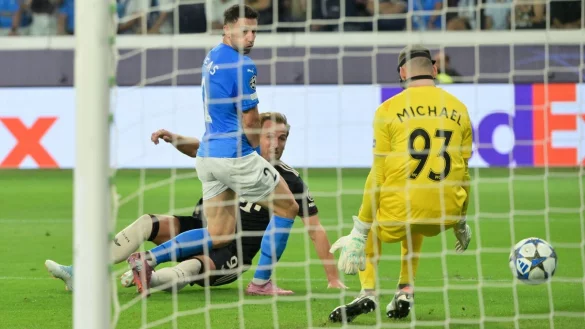 Harry Kane (am Boden) trifft nach einer feinen Einzelaktion zum 4:0. - &copy; Peter Kneffel/dpa