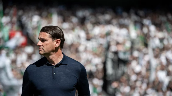 Mönchengladbachs Trainer Gerardo Seoane bangt vor der Partie in Dortmund noch um einige Spieler. - © Fabian Strauch/dpa