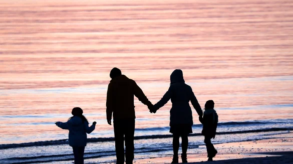 Der Studie zufolge bevorzugen Eltern tendenziell Mädchen eher als Jungen - und das gilt überraschenderweise nicht nur für Mütter, sondern auch für Väter. (Archivbild) - © Bernd Wüstneck/dpa-Zentralbild/dpa