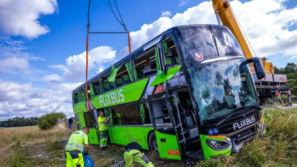 Per Kran sollte der verunfallte Bus geborgen werden. - © Jens Büttner/dpa