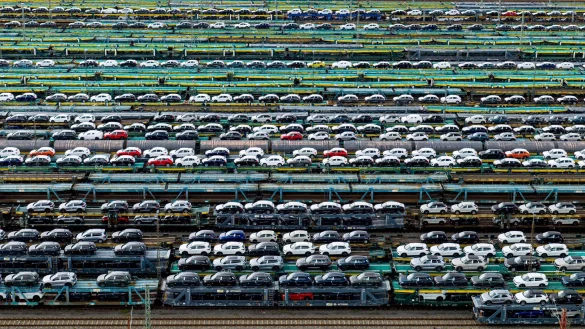 Autotransporte in Bremen: Auf die deutsche Automobilindustrie kommen durch den Zolldeal erhebliche Belastungen zu. - &copy; Sina Schuldt/dpa