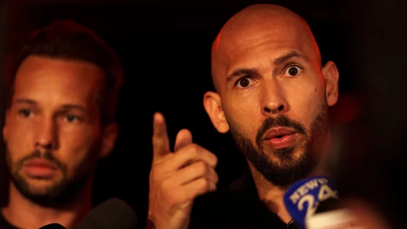 Die Tate Brothers: links Tristan, rechts Andrew. - © Vadim Ghirda/AP/dpa