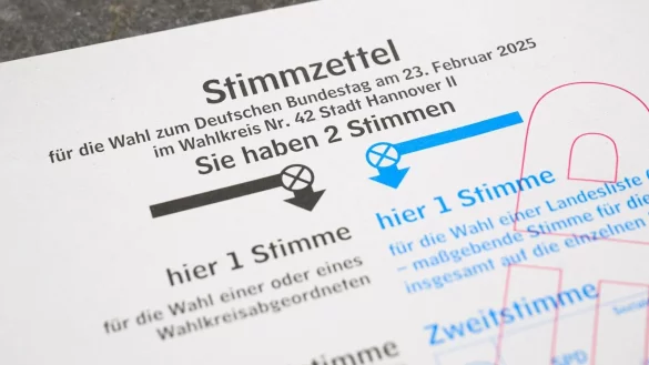 Verwechslungsgefahr? In einzelnen Wahllokalen wurden Unregelmäßigkeiten bei der Stimmenverteilung des BSW festgestellt - die Kreiswahlleiter sollen nun noch einmal genau hinsehen. - © Julian Stratenschulte/dpa