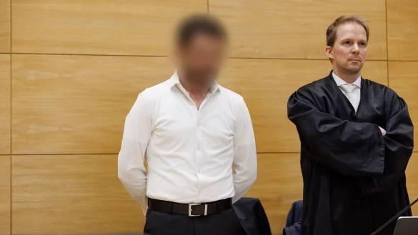 Der wegen heimtückischen Mordes angeklagte 34-jährige Deutsche kündigte über seinen Anwalt an, sich zum Tatvorwurf nicht zu äußern. - © Friso Gentsch/dpa