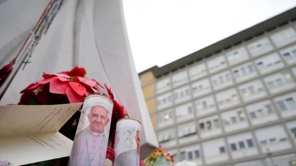 Der klinische Zustand von Papst Franziskus ist nach Vatikan-Angaben stabil. - © Gregorio Borgia/AP/dpa