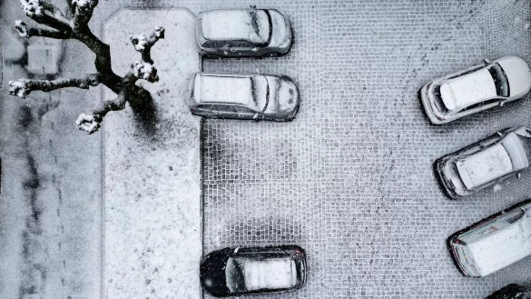 Es bleibt glatt in NRW – mit gebietsweise Schnee und Schneeregen. Das Wochenende wird aber überwiegend trocken. (Symbolbild) - © Christoph Reichwein/dpa