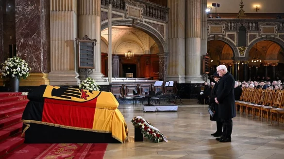 Die Staatsspitze, Freunde und Wegbegleiter nehmen Abschied von Altbundespräsident Köhler. - © Annegret Hilse/Reuters/Pool/dpa